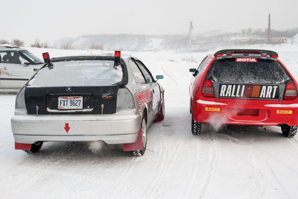 Товарищи по команде "ЖБИ-4": Антон Осиевский на сером Honda Civic и Александр Назаратий на красном Mitsubishi Mirage